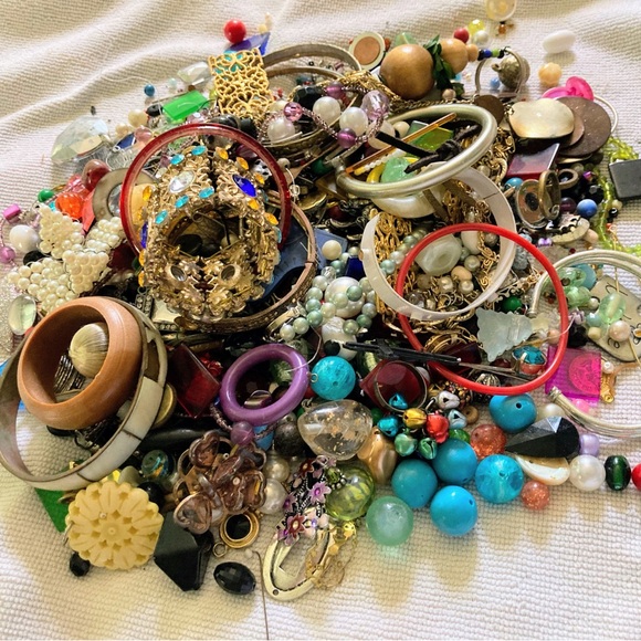 Pieces Of Broken Jewelry Lot, Beads, Single Earrings, Craft, Repurpose 2.5 lbs - Picture 1 of 12